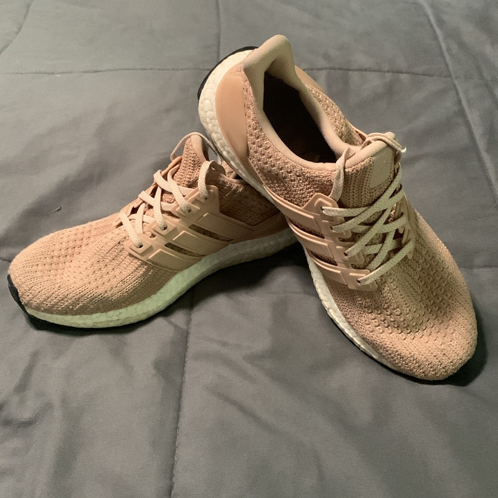 Women’s Adidas tennis shoes. Size 9. Pre owned.